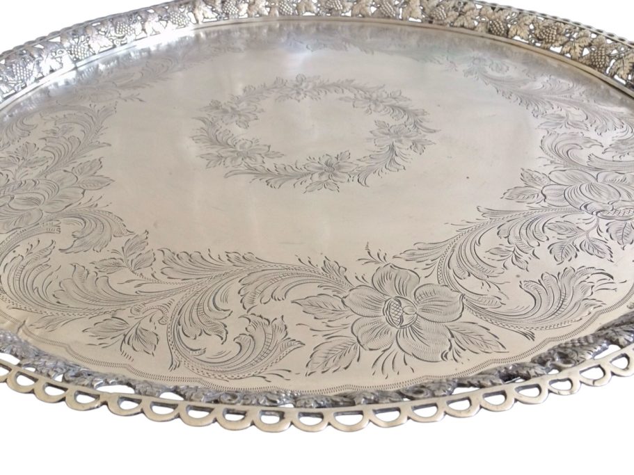 Plat en argent de la fin du XVIIIe siècle