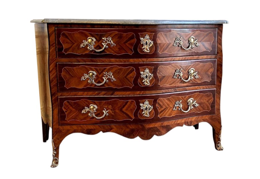 Commode galbée en marqueterie de l'époque Louis XV