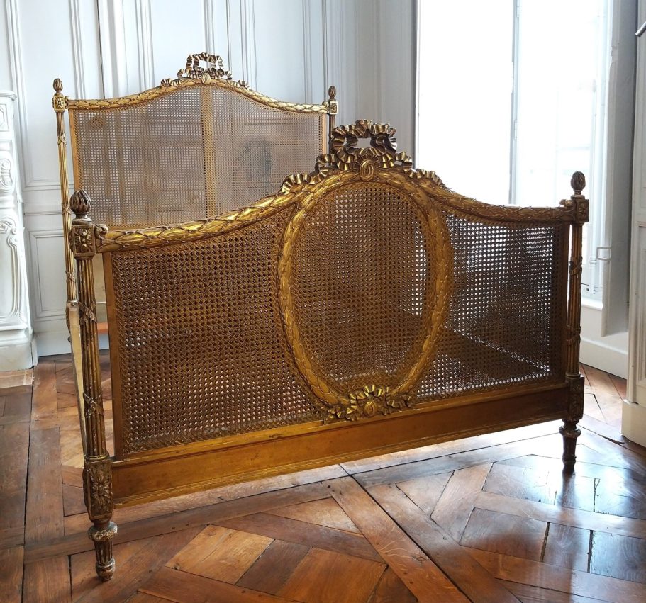 Lit en bois doré de château