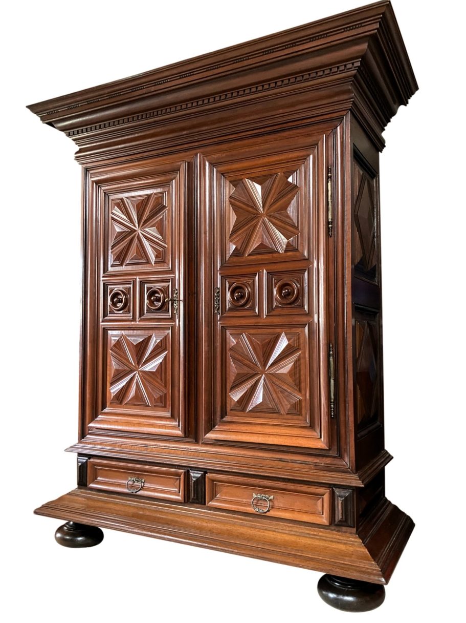 Armoire en acajou et noyer de l'époque Louis XIII