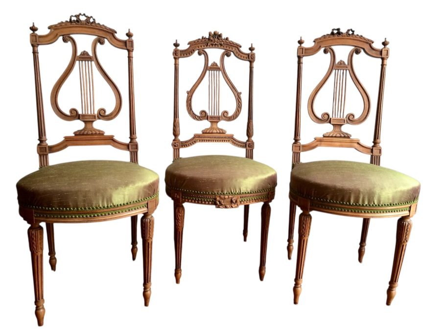 Suite de trois chaises de style Louis XVI