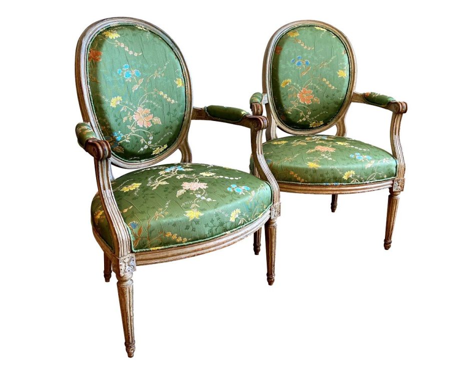 Paire de fauteuils à médaillons de l'époque Louis XVI