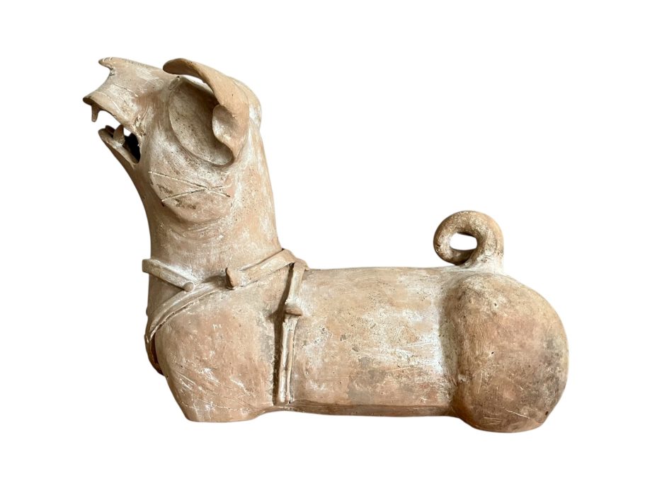 Chien de garde couché Chine Dynastie Han (208 av. J.-C. – 220 ap. J.-C.) Chien de garde couché Chine Dynastie Han (208 av. J.-C. – 220 ap. J.-C.)