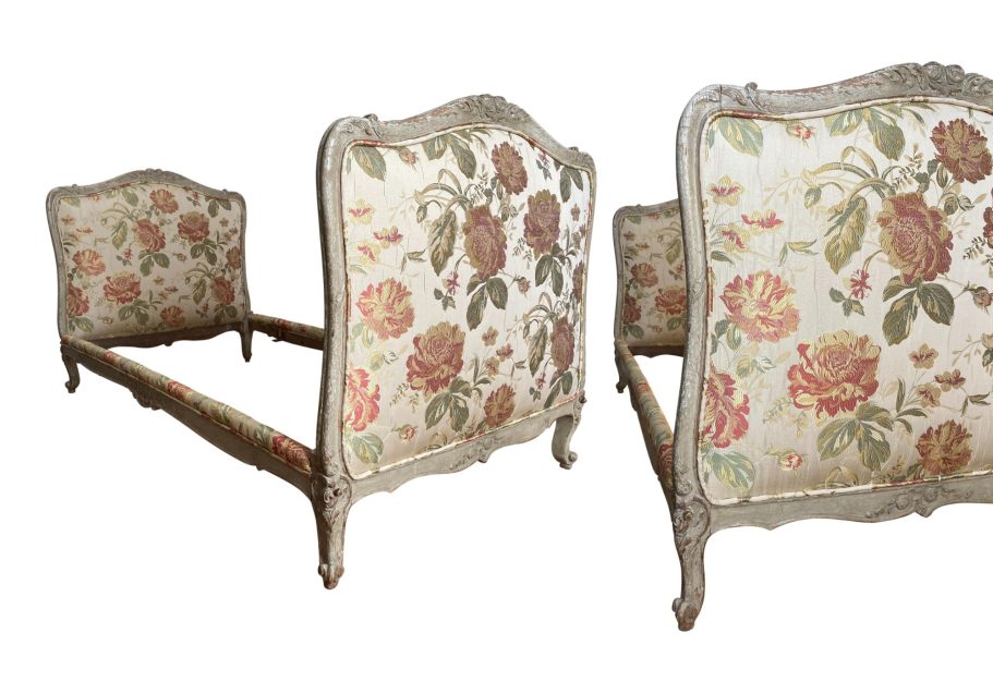Paire de lits de style Louis XV en soie