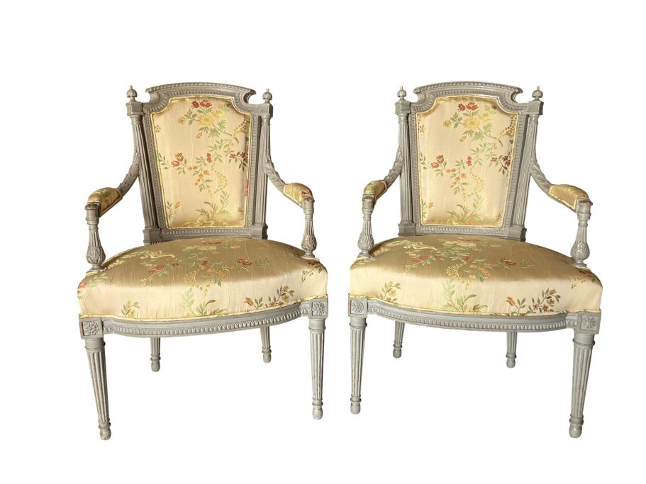 Paire de fauteuils de l'époque Directoire en soie