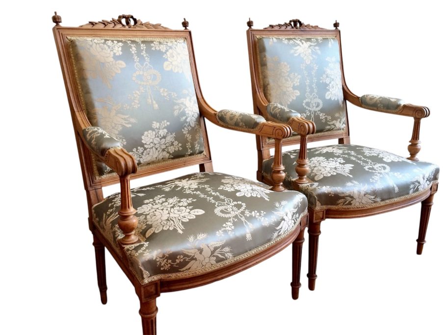 Paire de fauteuils de style Louis XVI