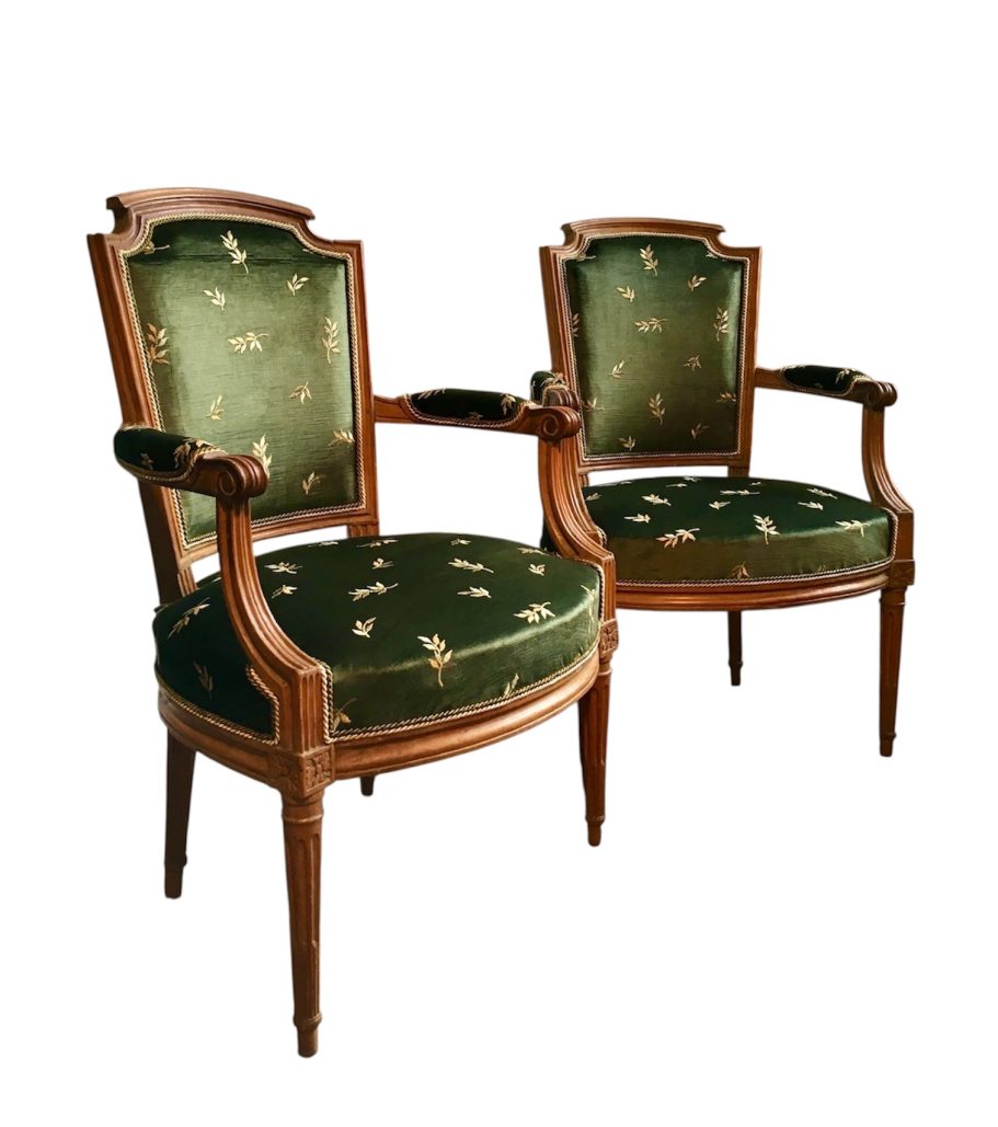 Paire de fauteuils en velours de soie de l'époque Louis XVI