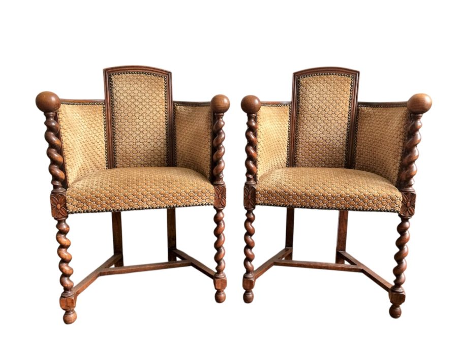 Paire de fauteuils caquetoire de style Louis XIII