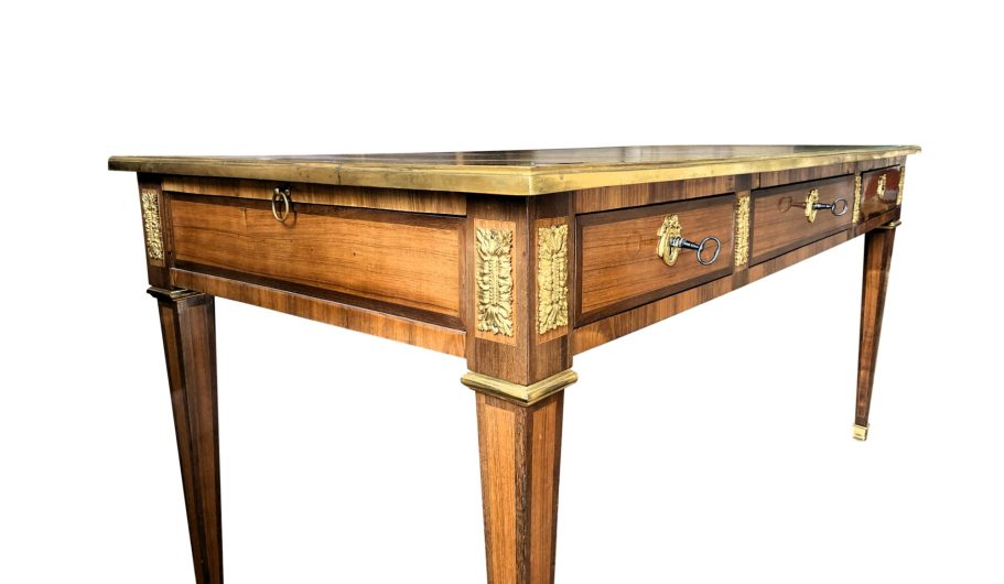Bureau plat Louis XVI estampillé J. Caumont (1736-1800) Bureau Louis XVI par Jean Caumont