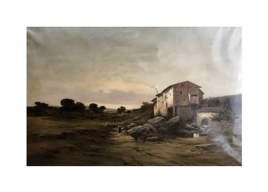 Paysage rural avec une maison ancienne au soleil couchant et des collines environnantes.